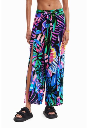 Vloeiende, lichte wikkelrok in zwart met levendige tropische prints in groen, roze en blauw. Heeft voorin openingen en een striktaille.