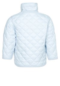 Světlomodrá prošívaná bunda s vysokým límcem a tříčtvrtečními rukávy. Má vzor diamantů a hladkou texturu.