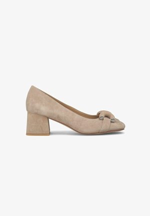 Décolleté in suede beige con tacco a blocco e punta arrotondata, arricchita da un dettaglio a nodo decorativo. Texture liscia con finiture in metallo color argento.