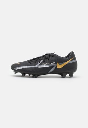 Czarne korki piłkarskie Nike Phantom GT z złotym logo Swoosh, srebrnymi akcentami, sznurowadłami i gumowymi kołkami na białym tle.