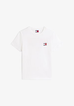 Fehér, rövid ujjú, kerek nyakú póló kis téglalap alakú logóval, amely piros, fehér és kék csíkokat ábrázol a bal mellrészen és a gallérnál.