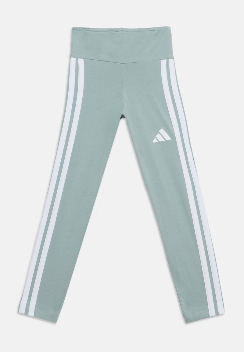 Leggings de sport vert clair avec des bandes blanches sur les côtés et un logo Adidas blanc sur la partie supérieure de la cuisse, posés à plat sur fond blanc.
