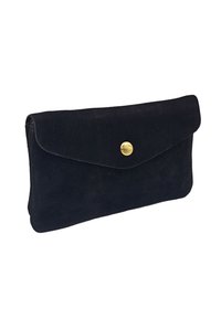Pochette en daim noir avec une fermeture à rabat, dotée d'un bouton pression en laiton. Texture lisse et forme rectangulaire, adaptée à diverses occasions.