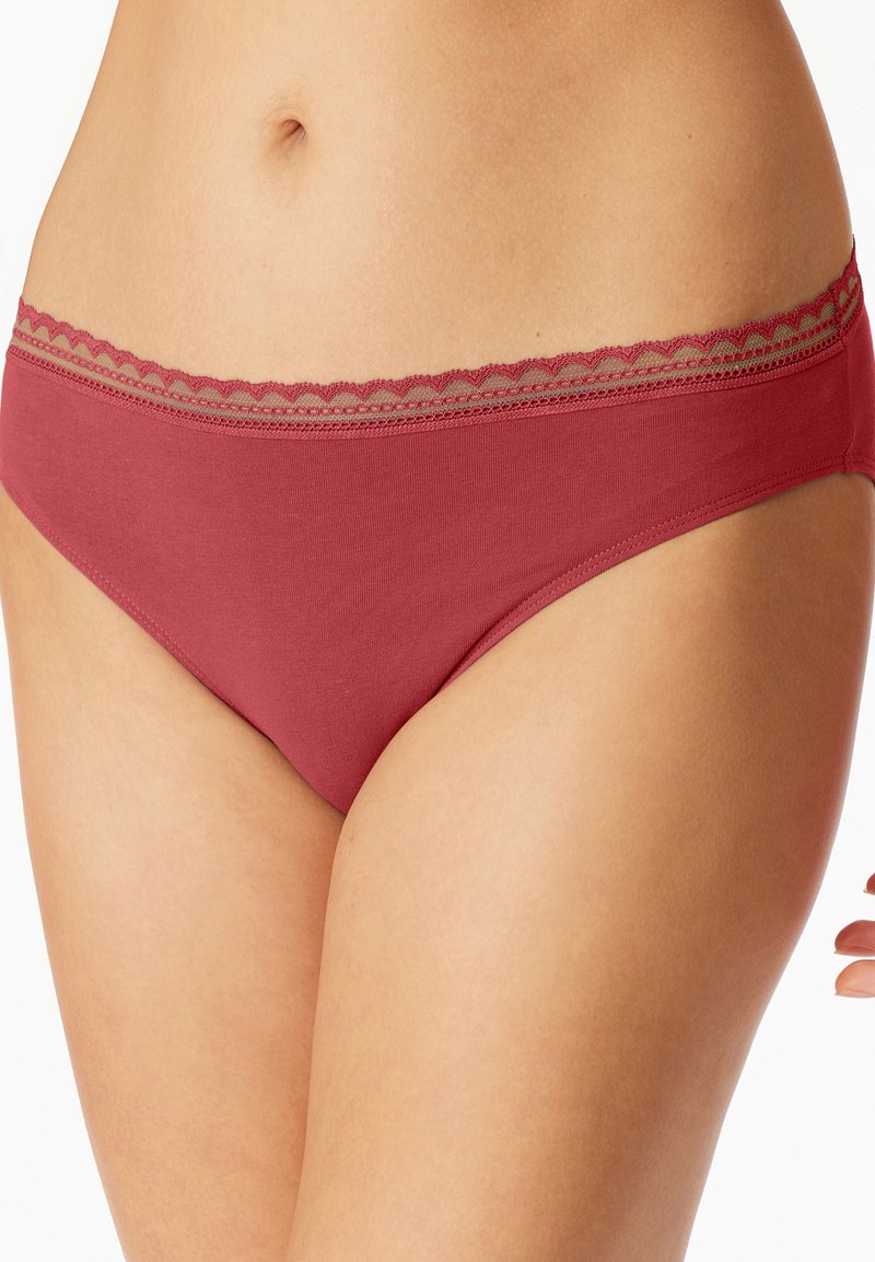 Rote Baumwoll-Bikini-Briefs mit einem Spitzenrand in kontrastierender Farbe. Glatte Textur mit einem mittelhohen Design.