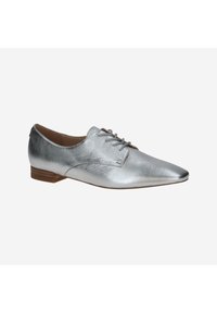 Chaussures à lacets métalliques argentées avec un bout pointu, texture lisse et un petit talon empilé, présentant des détails de couture minimaux.