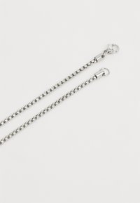 Chaîne en métal argenté avec une texture lisse, comportant une série d'éléments circulaires reliés, et dotée d'un fermoir à chaque extrémité.