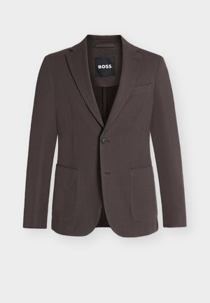 Blazer marrone scuro monopetto con rever a lancia, due tasche frontali applicate, una tasca sul petto e chiusura con bottoni, con etichetta BOSS all’interno del colletto.