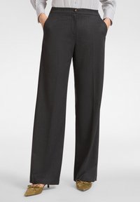 Dunkelgraue weit geschnittene Hose aus leichtem Stoff mit feiner Textur, ausgestattet mit Seitentaschen und einem vorderen Knopfverschluss.