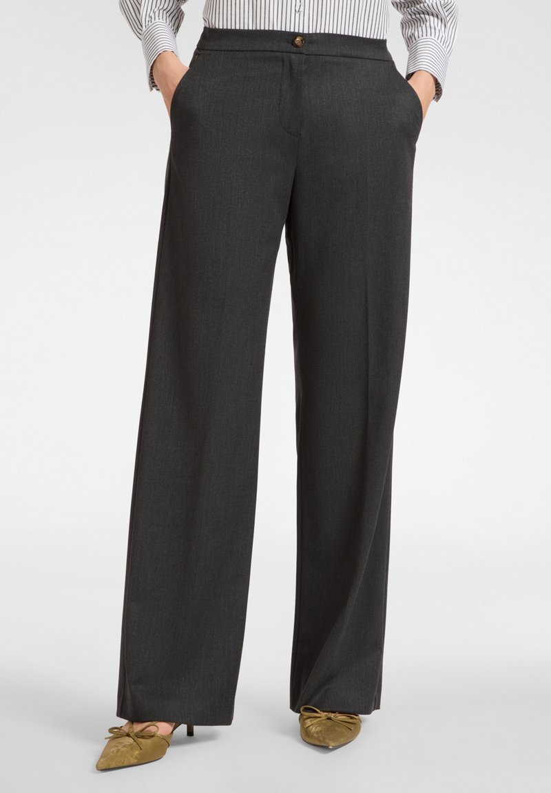 Dunkelgraue weit geschnittene Hose aus leichtem Stoff mit feiner Textur, ausgestattet mit Seitentaschen und einem vorderen Knopfverschluss.