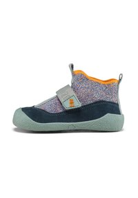 Kinderschuhe in Blau und Grau, mit einem gestrickten Obermaterial und einem orangefarbenen Akzent, einem sicheren Riemen und einer strukturierten Gummisohle.