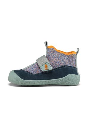 Kinderschuhe in Blau und Grau, mit einem gestrickten Obermaterial und einem orangefarbenen Akzent, einem sicheren Riemen und einer strukturierten Gummisohle.