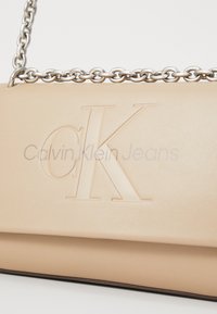 Calvin Klein Jeans SCULPTED FLAP - Borsa a tracolla - crockery