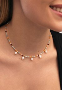 Collier en perles présentant des pierres multicolores, y compris des teintes orange et bleue, avec des gouttes de perles blanches et des accents dorés, conçu pour s'aplatir.