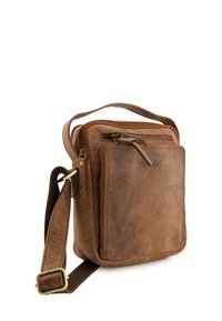 Hnědá kožená crossbody taška s hlavní kapsou na zip, přední kapsou a nastavitelným popruhem. Má mosazné kovové detaily.
