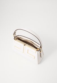 Weißer Lederhandtasche mit strukturierter Form, goldenen Beschlägen und auffälligem Logodesign. Verfügt über einen oberen Griff und einen Reißverschlussverschluss.