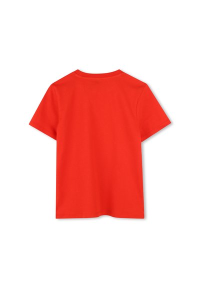 Rode katoenen T-shirt, korte mouwen, regular fit, ronde hals, gladde textuur, geen zichtbare patronen of graphics, achteraanzicht getoond.