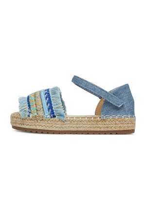 Damen-Sandale mit blauem Denim-Knöchelriemen, mehrfarbig geflochtenem und fransigem Vorderriemen sowie geflochtener Jute-Plateausohle mit Gummisohle.
