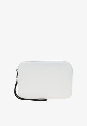 Biała prostokątna torba wykonana z miękkiego materiału, z zamkiem błyskawicznym i czarnym paskiem na nadgarstek ułatwiającym noszenie. Gładka tekstura, minimalistyczny design.