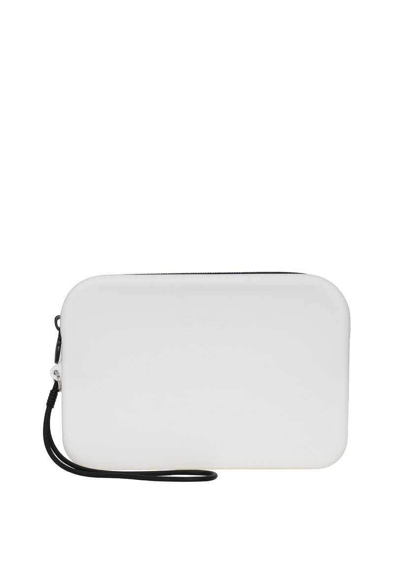 Bílá obdélníková taška vyrobená z měkkého materiálu, s uzavíráním na zip a černým zápěstním popruhem pro snadné nošení. Hladký povrch, minimalistický design.