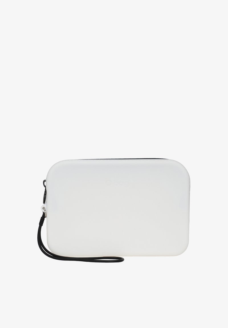 Borsa rettangolare bianca realizzata in materiale morbido, con chiusura a zip e un manico a polso nero per un facile trasporto. Texture liscia, design minimale.