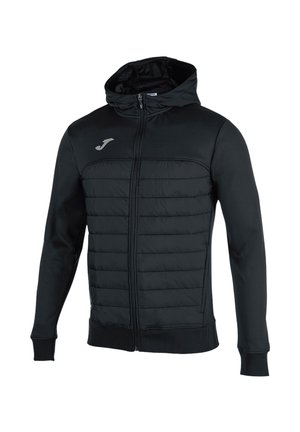 Veste noire à capuche avec fermeture éclair intégrale sur le devant, panneau matelassé, manches lisses et logo sur la poitrine gauche.