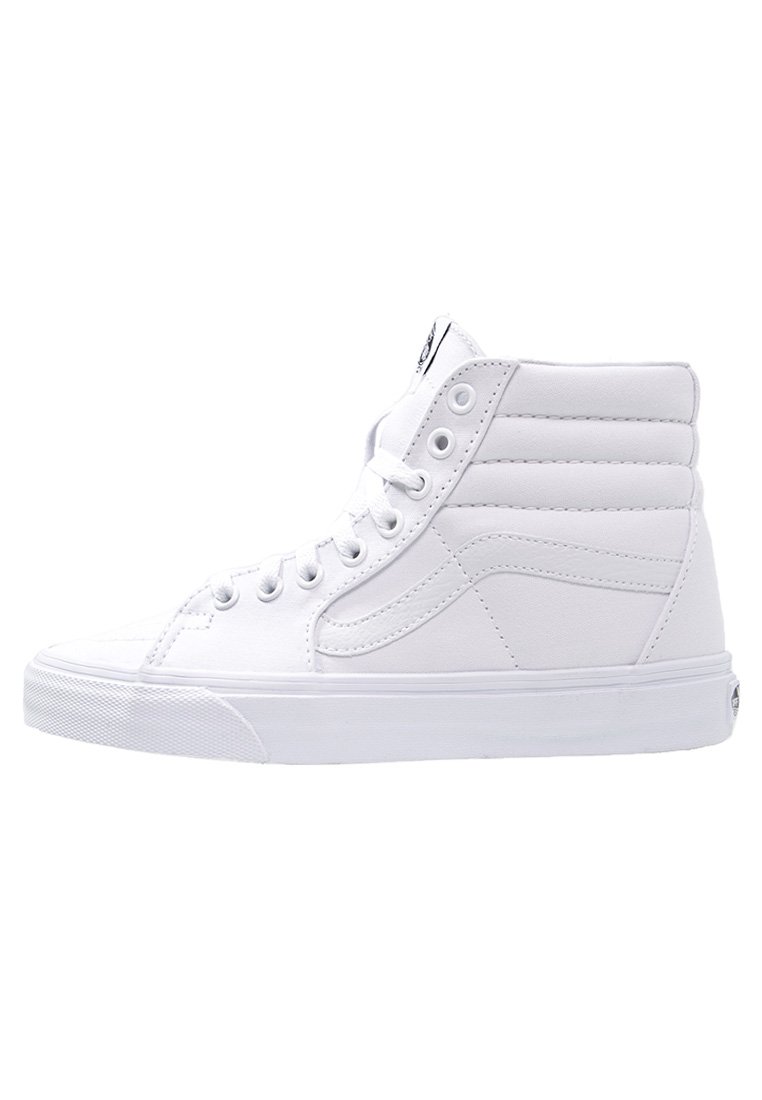 Zapatilla alta blanca de lona con suela de goma. Presenta puntera redonda, cuello acolchado y un diseño clásico de cordones con ojales de metal.