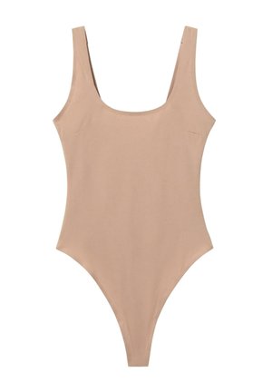 Costume da bagno intero color nude, realizzato in tessuto morbido con scollatura a barca e spalline larghe, dotato di gambaletti a vita alta e dettagli di cucitura minimi.