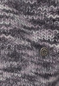 Tessuto lavorato a maglia in tonalità di grigio e viola con un motivo strutturato; presenta un bottone metallico con un disegno floreale.