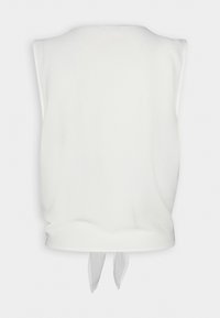 Top bianco senza maniche in tessuto leggero, con una silhouette aderente e un dettaglio annodato sul retro per un effetto arricciato.