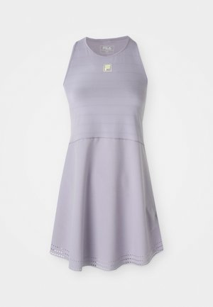 Helles lila Sportkleid mit passgenauem Oberteil und schwingendem Rock, ausgestattet mit horizontaler Rippstruktur und durchbrochenen Saumakzenten. Fila-Logo angezeigt.