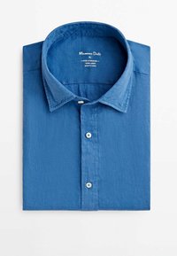 Blå linne skjorta, vikt med spetsig krage, med en rad knappar och en texturerad tyg. Etikett med texten "Mássimo Dutti, 100% linne."
