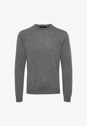 Sivi pullover od mekog materijala, s okruglim izrezom, dugim rukavima, rebrastim manžetama i opuštenim krojem. Nema vidljivih uzoraka ili logotipa.