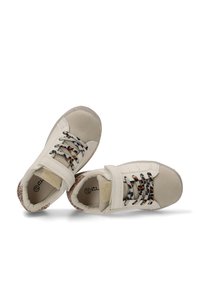 Zapatillas de cuero blanco con detalles en gamuza beige, cordones de estampado de leopardo y una tira de velcro. Punta redonda y suela de goma texturizada.