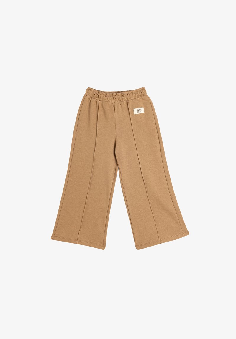 Bruine wijde broek gemaakt van zachte stof, met een elastische tailleband en een klein label aan de linkerkant. Soepele textuur en een losse pasvorm.