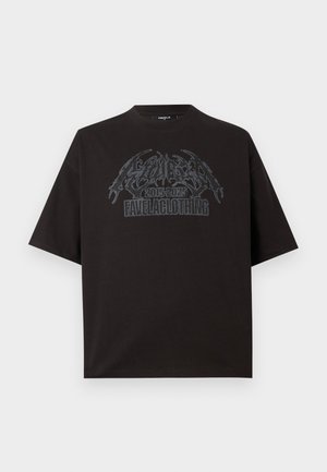 Camiseta negra de gran tamaño con texto estilizado y gráfico en gris oscuro que dice "205202 Favelaclothing" en el frente.