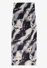 Czarna i biała sukienka do kolan z marmurkowym wzorem, wykonana z miękkiego materiału z drapowanymi detalami i gładką teksturą.