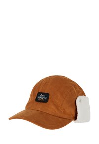 Katoenen pet in roestoranje met een gebogen rand, voorzien van witte fleece oorkleppen en een zwart "PROTEST" logo patch aan de voorkant.
