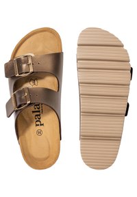 Bruine leren sandalen met twee verstelbare banden, metalen gespen en een gewatteerde voetbed. De zool is weerbestendig, met ribbels voor grip.
