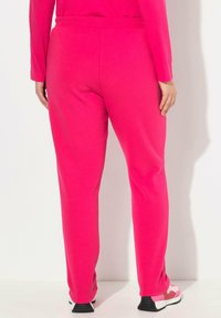 Ulla Popken KUSCHELWEICHE INNENSEITE ELASTIKBUND - Träningsbyxor - red pink