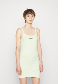 Vestido verde claro canelado com alças finas e uma silhueta justa. Apresenta um pequeno logótipo preto "Wrangler" no peito.