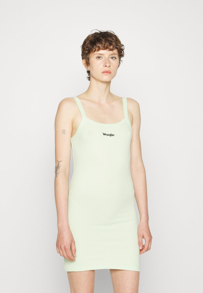 Vestido verde claro canelado com alças finas e uma silhueta justa. Apresenta um pequeno logótipo preto "Wrangler" no peito.