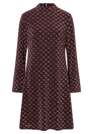 Robe à manches longues et col haut en tissu bordeaux foncé avec un motif en diamant scintillant, silhouette évasée et texture lisse.
