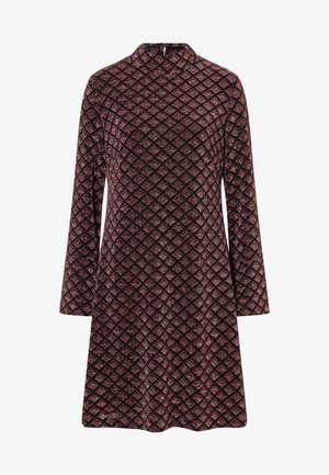 Langemouwen, hoge hals jurk van een donker maroon stof met een sprankelend diamanten patroon, uitlopende silhouet en een gladde textuur.