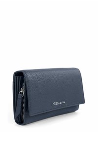 Tumši zila ādas maku ar teksturētu virsmu, kas papildināta ar salocītu atloku, sudraba aksesuāriem un ar rāvējslēdzēju aprīkotu nodalījumu.