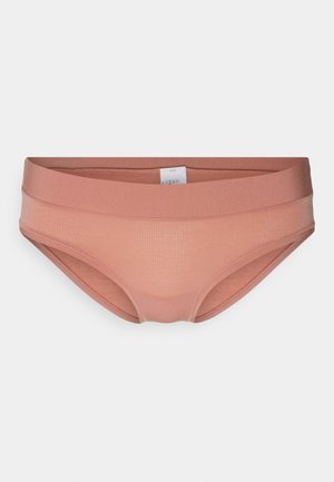 Pfirsichfarbene Damen-String-Tangas aus einem glatten, dehnbaren Material, mit einem breiten Bund und einem figurbetonten Design. Strukturierter Stoff mit subtilen Mustern.