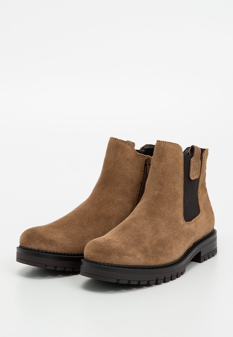 Brązowe zamszowe botki za kostkę o gładkiej fakturze, z bocznym zamkiem błyskawicznym, elastycznymi panelami oraz trwałą gumową podeszwą z bieżnikiem.