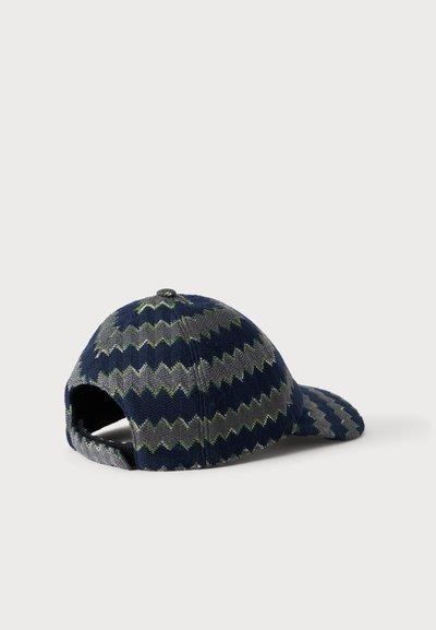 Casquette de baseball avec motif zigzag bleu marine et gris, bride arrière réglable, vue de dos et de côté sur un fond clair uni.