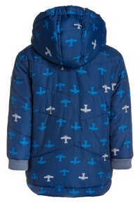 Chaqueta acolchada azul con estampado de aviones en azul claro y gris. Cuenta con capucha y puños de canalé, diseñada con un patrón de costura en forma de diamante.