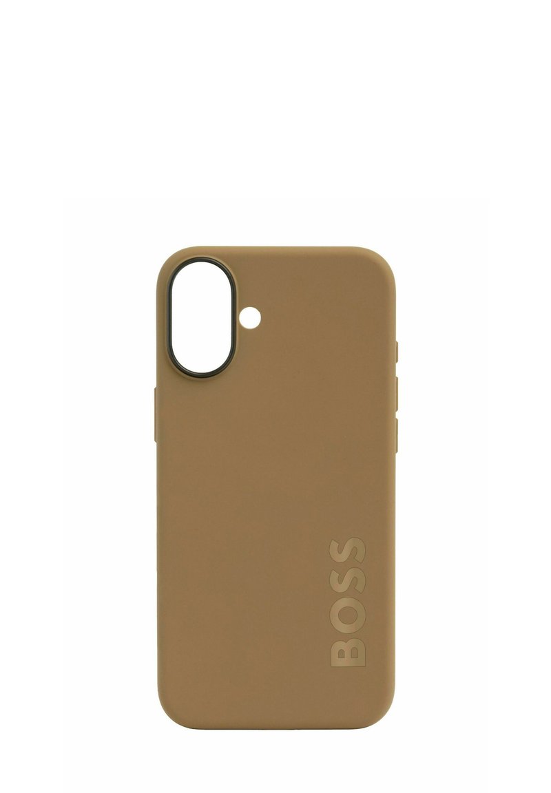 Beige telefoonhoesje met een matte afwerking, openingen voor camera en knoppen, en het geperste "BOSS"-logo aan de zijkant. Soepele textuur.
