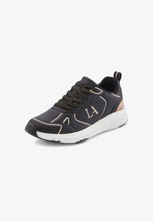 Schwarzer Sportschuh mit kontrastierenden beigen Akzenten, strukturiertem Synthetikmaterial, gepolstertem Kragen und gemusterten Schnürsenkeln. Weiße Gummisohle.